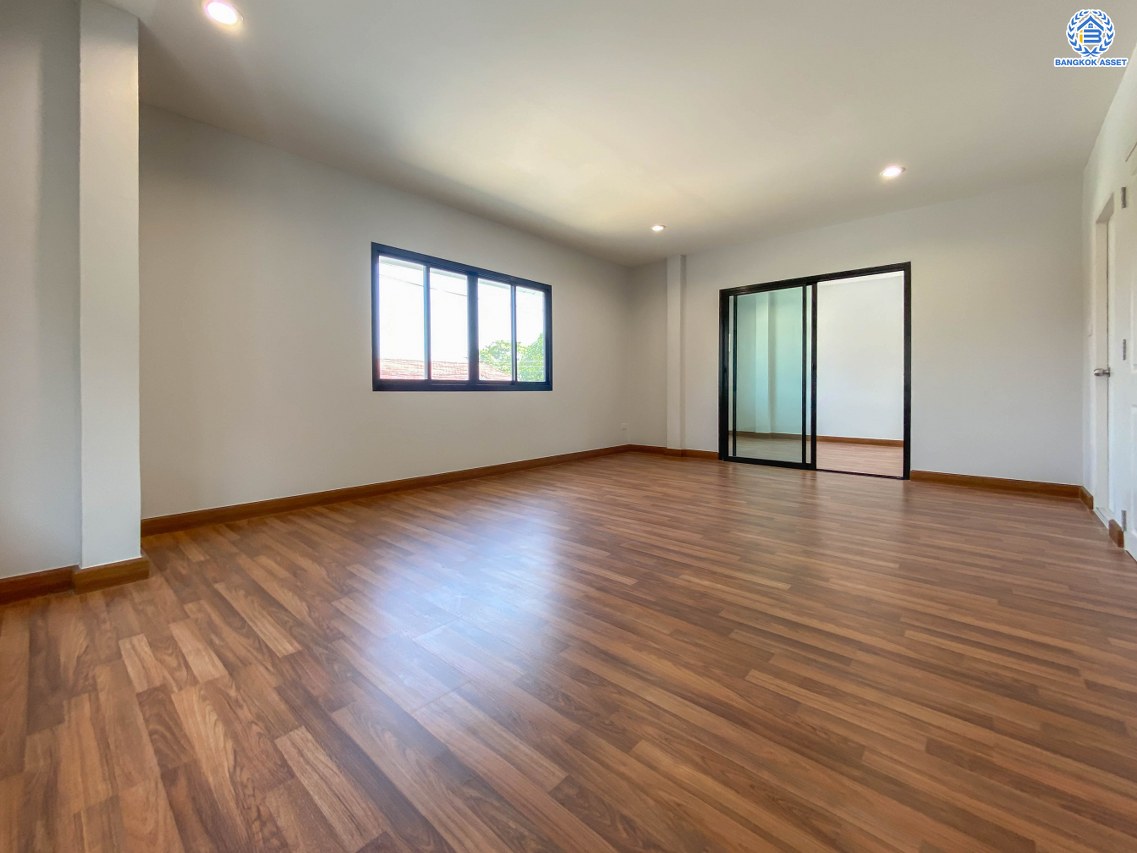 บ้านมือสองตกแต่งใหม่ โครงการ ป.ผาสุก บรมราชชนนี เนื้อที่ 77 ตร.ว. ฟังก์ชันจัดเต็ม 3 ห้องนอน 2 ห้องน้ำ จอดรถได้ 3 คัน บนทำเลศักยภาพ เข้า-ออกได้ทั้งถนนบรมราชชนนี ถนนพุทธมณฑลสาย2 และถนนกาญจนาฯ ใกล้ทางคู่ขนานลอยฟ้าบรมราชชนนี, เซ็นทรัลปิ่นเกล้า และม.มหิดล